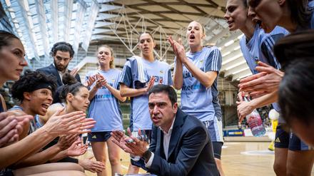 Albas Basketballerinnen und Trainer Cristo Cabrera müssen weiter auf ihr erstes Saisonspiel warten.