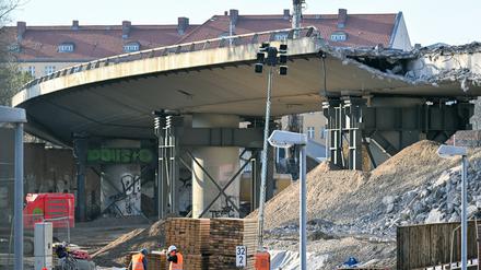 Bagger mit Betonzangen und Schaufeln arbeiten nahe dem S-Bahnhof Westend am Abriss der Westendbrücke an der A100.
