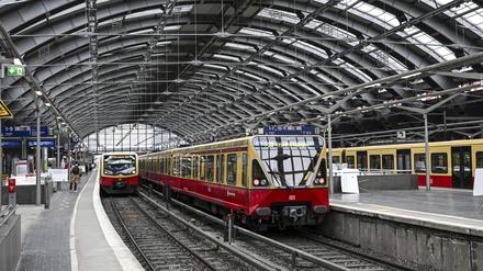 Mehrere S-Bahnen stehen in den Hallen des Berliner Ostbahnhofs.