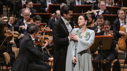 Jonathan Tetelman als Pinkerton und Eleonora Buratto als Cio-Cio San in der Berliner Philharmonie.