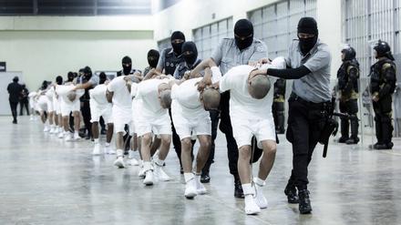 16. März 2025. Mutmaßliche Mitglieder der kriminellen Straßenbande „Tren de Aragua“ (TDA) werden im El Salvadorianischen Hochsicherheitsgefängnis „Zentrum zur Eindämmung des Terrorismus“ zu ihren Zellen eskortiert.