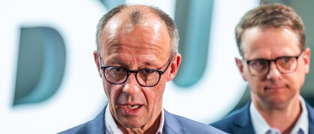 Friedrich Merz (l), CDU/CSU Fraktionsvorsitzender und CDU Bundesvorsitzender, schaut sich neben Carsten Linnemann, CDU Generalsekretär, den Veranstaltungsbereich für den CDU-Bundesausschuss an.