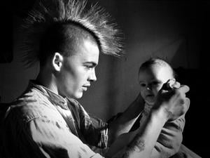 Punker Stummel will trotz Nachwuchs raus aus der DDR. Er erzählt in Bernd Sahlings Film „Aber wenn man so leben will wie ich“, DDR 1988.