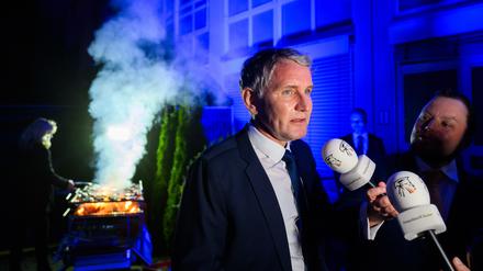 Björn Höcke (AfD) steht vor einem qualmenden Grill und gibt Interviews bei der Wahlparty der Alternative für Deutschland in der AfD Bundesgeschäftsstelle.