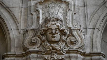 Ein elfjähriger Schüler soll zwischen 1997 und 2000 bei einer S-Bahn-Sonderfahrt sowie in einer Wohnung sexuell missbraucht worden sein. Ein 58-Jähriger steht nun vor Gericht. (Foto Illustration)