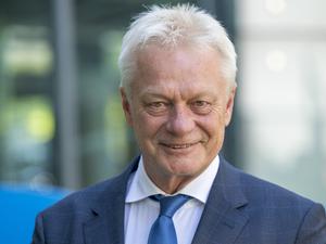 Der designierte Bundeslandwirtschaftsminister Alois Rainer steht nach der CSU-Vorstandssitzung für ein Porträt im Innenhof der Parteizentrale.