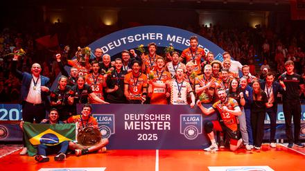 Die BR Volleys feiern den Titelgewinn.