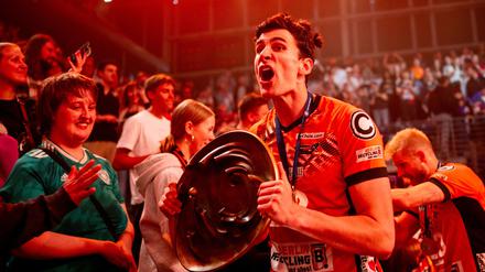 Jake Hanes von den BR Volleys mit der Meisterschale.