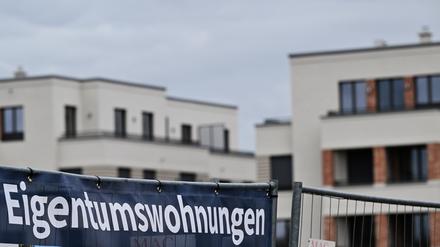An einem Bauzaun wird für Eigentumswohnungen geworben.