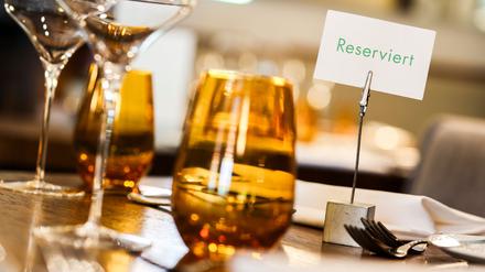 Wer im Restaurant einen Tisch reserviert und nicht erscheint, wird manchmal vom Wirt zur Kasse gebeten. (Archivbild)