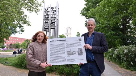 Agnieszka Pufelska und Philipp Oswalt vom Lernort Garnisonkirche mit der Infotafel zum Glockenspiel auf der Plantage in Potsdam.