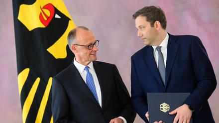 Bundeskanzler Friedrich Merz (CDU) und Lars Klingbeil (SPD), Bundesminister der Finanzen, stehen bei der Ernennung der neuen Bundesministerinnen und Bundesminister im Schloss Bellevue.