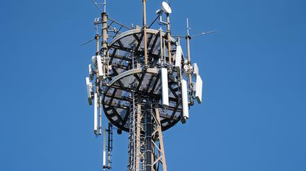 Ein Funkmast mit mehreren Antennen. In Deutschland ist es bundesweit zu einer Netzstörung beim Digitalfunk der Behörden gekommen.