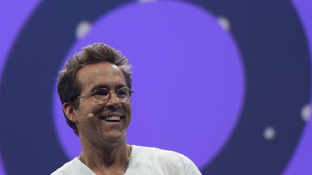 Ryan Reynolds investiert gern in Projekte die ihn begeistern. Ein Fußballclub muss aber reichen, sagt er mit Blick auf seine Ehefrau Blake Lively.