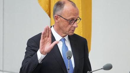 Merz schwor seinen Amtseid mit dem Zusatz „so wahr mir Gott helfe“.