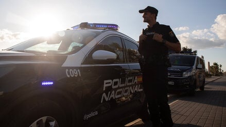 Ein Polizist der spanischen Policia Nacional patroulliert am Strand von El Arenal.
