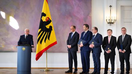 Bundespräsident Frank-Walter Steinmeier (l) spricht nach der Ernennung der neuen Bundesministerinnen und Bundesminister im Schloss Bellevue.