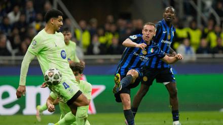 Die Entscheidung: Inters Davide Frattesi (r.) trifft in der Verlängerung.