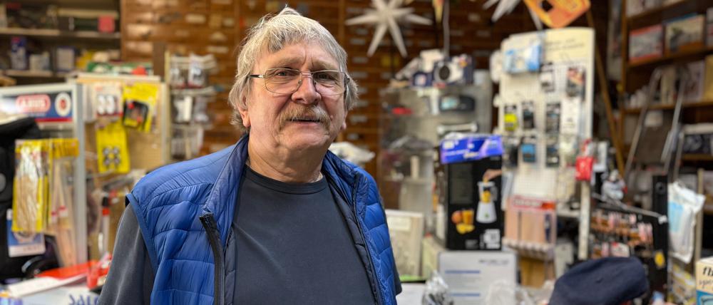 Reinhold Habel (65) betreibt in Berlin-Lankwitz in der Leonorenstraße den Eisenwarenladen Sommermeyer. Im August geht er in den Ruhestand, der Laden schließt.