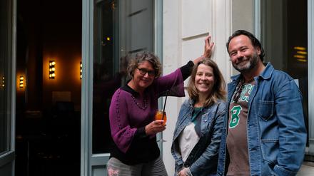 Freuen sich auf die Wiedereröffnung (v.l.n.r.): die Betreiber Birgit Claus, Julia von Schacky und Barchef Robert Sokol.