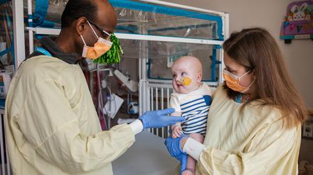 Die zwei behandelnden Mediziner, Kiran Musunuru und Rebecca Ahrens-Nicklas, mit Patient KJ.