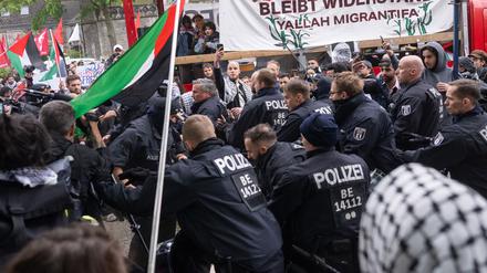 Bei einer propalästinensischen Demonstration gibt es Tumulte und Rangeleien mit der Polizei.