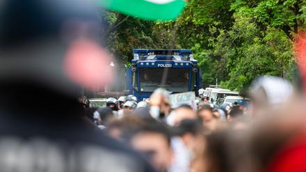 Mehr als tausend Demonstranten protestieren in Kreuzberg gegen Politik Israels.
