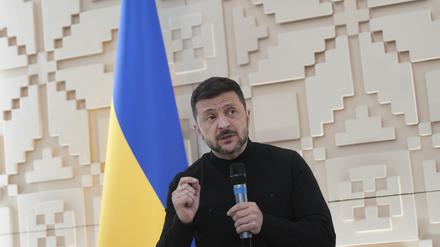 Ukraines Präsident Wolodymyr Selenskyj spricht mit Journalisten in der ukrainischen Botschaft in Ankara.