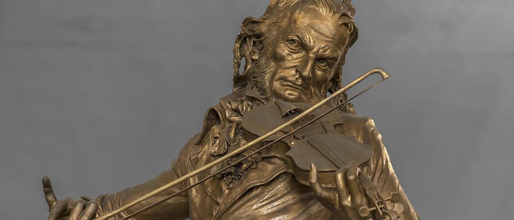 Bronzestatue des Geigers Niccolò Paganini im Teatro Carlo Felice in Genua