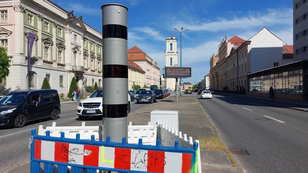In der Breiten Straße in Potsdam ist am 21. Mai der neue Superblitzer aufgestellt worden. Doch jetzt erst geht er tatsächlich in Betrieb.