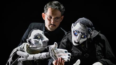 Nikolaus Habjan mit zwei seiner Puppen: Szenenfoto aus „Schicklgruber“