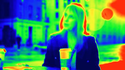 Das Symbolbild zeigt eine Person, die Reize aus der Umgebung intensiver wahrnimmt als andere. Linien und Muster symbolisieren die verstärkte Wahrnehmung von Geräuschen, Stimmungen und Eindrücken – ein Sinnbild für Hochsensibilität.