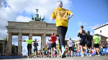 Läufer des Berlin-Marathon am Brandenburger Tor.