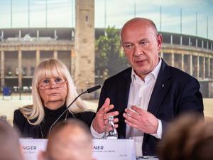 Berlins Sportsenatorin Iris Spranger (SPD) und Kai Wegner (CDU), Regierender Bürgermeister von Berlin, nehmen an der Vorstellung der Olympia-Bewerbung „Berlin+“ im Olympiastadion teil