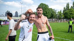 Lenny Stein (re., mit Patrick Breitkreutz) hat den BFC Preussen in die Regionalliga geschossen.