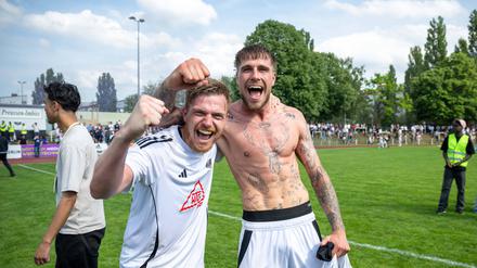 Lenny Stein (re., mit Patrick Breitkreutz) hat den BFC Preussen in die Regionalliga geschossen.