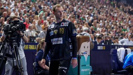 Mathias Gidsel verlässt nach der Roten Karte die Halle.