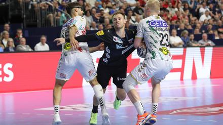 Mathias Gidsel (Mi.) wird von den Magdeburger Antonio Serradilla Cuenca (li.) und Magnus Saugstrup Jensen gestoppt.