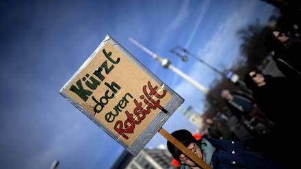 Demonstrierende protestieren gegen Kürzungen in Sozial - und Kultureinrichtungen.