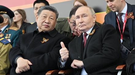 Xi und Putin: Zwei autoritäre Herrscher, die gezielt Propaganda, Zensur und Desinforamtion einsetzen.