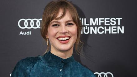 Zum Silvestersketch „Dinner for One“ hatte Alicia von Rittberg schon immer eine besondere Beziehung. Nun spielt sie in einer Serie dazu die Hauptrolle.