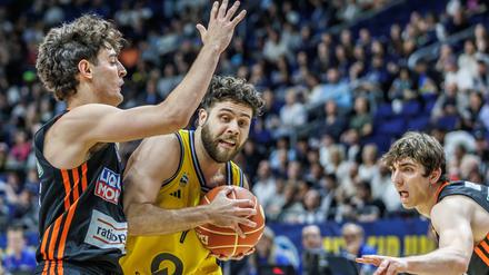 Albas William McDowell-White (M) kämpft gegen Ben Saraf (l) von ratiopharm Ulm um den Ball.