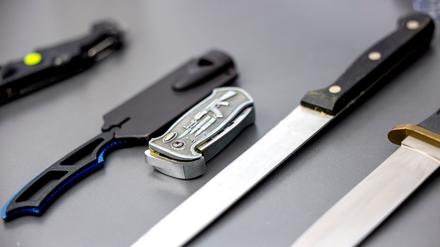 In den Berliner U- und S-Bahnen, Bussen und Trams sind in Zukunft Messer und andere Waffen grundsätzlich verboten. (Symbolbild)