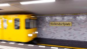 Eine U-Bahn fährt in der U-Bahn-Station Nollendorfplatz ein.
