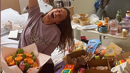 Das von der Polizei zur Verfügung gestellte Bild zeigt Carolina W. im Krankenhaus im australischen Perth, umgeben von Blumen und zahlreichen Leckereien.