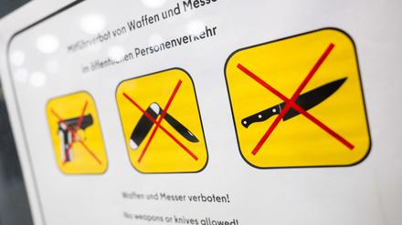 Auf einer Hinweistafel hinter einer Glasscheibe wird auf das Verbot über das Mitführen von Waffen und Messern hingewiesen. (Symbolbild)