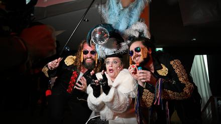 Sekt für alle bei der Premiere von „Aufstieg und Fall der Stadt Mahagonny“ in der Inszenierung von Benedikt von Peter.