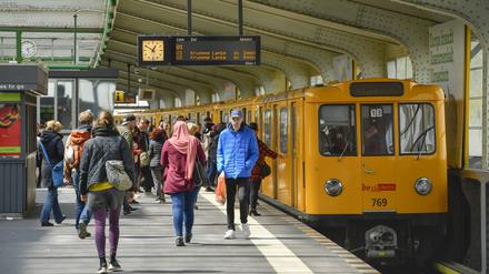 U-Bahnhof, Kottbusser Tor, Kreuzberg, Berlin, Deutschland *** U Station, Kottbusser Tor, Kreuzberg, Berlin, Germany