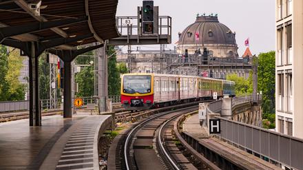 Eine S-Bahn fährt am Bahnhof Hackeschen Markt in Berlin ein.