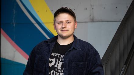 Sebastian Hotz alias „El Hotzo“ 2023 am S-Bahnhof Wedding. Ganz in der Nähe, im Amtsgericht Tiergarten, steht er am Mittwoch vor Gericht.